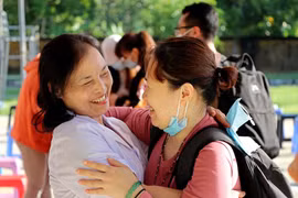 Cảm xúc của y, bác sỹ và công dân trước lúc chia tay sau khi hoàn thành thời gian cách ly tập trung. (Ảnh: Thanh Hải/TTXVN)