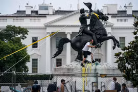 Người biểu tình tìm cách kéo đổ tượng Andrew Jackson tại quảng trường Lafayette bên ngoài Nhà Trắng ngày 22/6. (Nguồn: Getty Images)