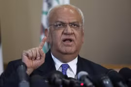 Tổng thư ký Tổ chức Giải phóng Palestine (PLO) Saeb Erekat phát biểu trong cuộc họp báo tại Ramallah, Bờ Tây. (Ảnh: AFP/TTXVN)