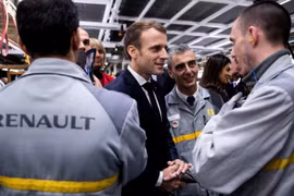 Tổng thống Pháp Emmanuel Macron thăm nhà máy của Renault tại Maubeuge. (Nguồn: Reuters)
