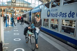 Người dân đeo khẩu trang phòng lây nhiễm COVID-19 tại nhà ga tàu hỏa ở Lille, Pháp ngày 14/5/2020. (Ảnh: THX/ TTXVN)