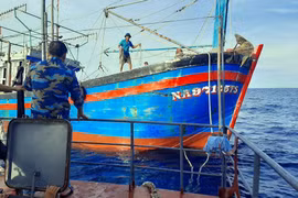 Cứu nạn thành công tàu đánh cá Phú Yên hỏng máy ở Trường Sa