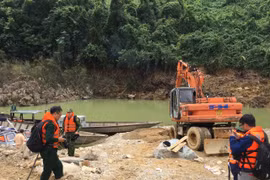 Lực lượng chứ năng tập trung các phương tiện và lực lượng tại Rào Trăng 4 để lên Rào Trăng 3. (Ảnh: Đỗ Trưởng/TTXVN)