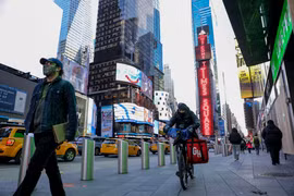 Người dân đeo khẩu trang phòng lây nhiễm COVID-19 tại New York, Mỹ, ngày 18/11/2020. (Ảnh: THX/TTXVN)