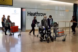 Hành khách tại sân bay quốc tế Heathrow ở London, Anh ngày 22/5/2020. (Ảnh: AFP/TTXVN)