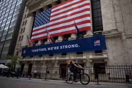 Quang cảnh bên ngoài Sàn giao dịch chứng khoán New York, Mỹ. (Ảnh: THX/TTXVN)