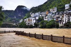 Nước sông dâng cao do mưa lớn tại Trùng Khánh, Trung Quốc ngày 12/6/2020. (Ảnh: THX/TTXVN)