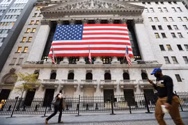 Bên ngoài sàn giao dịch chứng khoán ở New York, Mỹ ngày 9/11/2020. (Ảnh: THX/TTXVN)