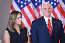 Phó Tổng thống Mỹ Mike Pence và phu nhân sẽ tiêm vắcxin ngừa COVID-19