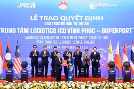 Thủ tướng Nguyễn Xuân Phúc, Chủ tịch ASEAN 2020 và Thủ tướng Singapore Lý Hiển Long cùng các đại biểu chứng kiến Lễ trao Quyết định chủ trương đầu tư dự án Logistics ICD Vĩnh Phúc giữa bà Hoàng Thị Thuý Lan, Bí thư tỉnh ủy Vĩnh Phúc cho ông Đỗ Quang Hiển,