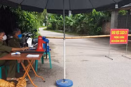 Chốt kiểm soát quanh khu vực thực hiện giãn cách ở xã Khải Xuân và Võ Lao, huyện Thanh Ba. (Ảnh: Tạ Toàn/TTXVN)