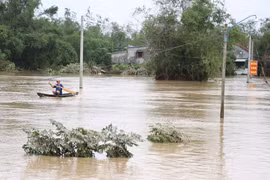 Nước lũ làm ngập sâu, gây chia cắt, cô lập nhiều địa phương huyện Tuy An, Phú Yên. (Ảnh: Phạm Cường/TTXVN)