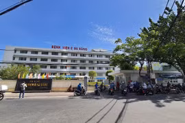 Bệnh nhân nghi nhiễm COVID-19 được chuyển đến Bệnh viện Đà Nẵng để điều trị, theo dõi. (Ảnh: Văn Dũng/TTXVN)