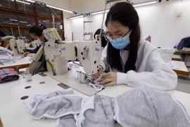 Sản xuất khẩu trang tại Tổng Công ty may 10. (Ảnh: Trần Việt/TTXVN)
