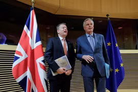 Trưởng đoàn đàm phán EU Michel Barnier (phải) và người đồng cấp Anh David Frost (trái) tại vòng đàm phán thứ nhất về thỏa thuận thương mại hậu Brexit ở Brussels, Bỉ ngày 2/3/2020. (Ảnh: AFP/TTXVN)