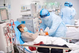Nhân viên y tế điều trị bệnh nhân nhiễm COVID-19 tại bệnh viện ở Vũ Hán, tỉnh Hồ Bắc, Trung Quốc, ngày 21/3/2020. (Ảnh: THX/TTXVN)