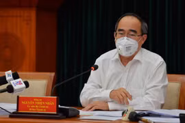 Bí thư Thành ủy Thành phố Hồ Chí Minh Nguyễn Thiện Nhân chủ trì cuộc họp tại điểm cầu Thành ủy. (Ảnh: TTXVN phát)