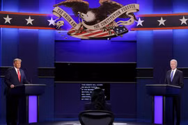 Đương kim Tổng thống Mỹ Donald Trump (trái) và ứng viên Tổng thống của đảng Dân chủ Joe Biden (phải) tại vòng tranh luận trực tiếp cuối cùng ở thành phố Nashville, bang Tennesse tối 22/10/2020 (giờ Mỹ). (Ảnh: AFP/TTXVN)