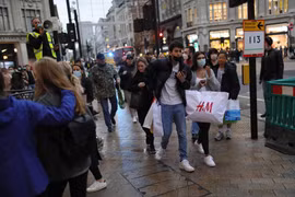 Người dân đeo khẩu trang phòng lây nhiễm COVID-19 tại London, Anh, ngày 1/11/2020. (Ảnh: THX/TTXVN)