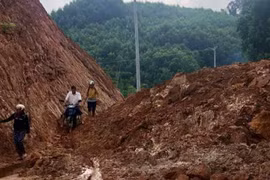 Trung Bộ tiếp tục mưa to về đêm, cảnh báo nguy cơ lũ quét, sạt lở đất