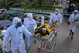 Nhân viên y tế chuyển bệnh nhân COVID-19 tại Breves, trên đảo Marajo, bang Para, Brazil, ngày 25/5/2020. (Ảnh: AFP/ TTXVN)