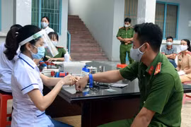 Các cán bộ, chiến sỹ công an tham gia hiến máu tình nguyện. (Ảnh: Trung Hiếu/TTXVN)