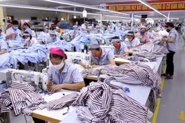 Công ty TNHH KH Vina (Hàn Quốc) chuyên may gia công sản phẩm xuất khẩu . (Ảnh: Vũ Sinh/TTXVN)
