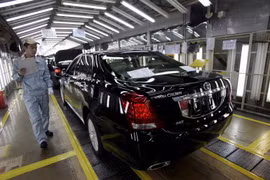 Công nhân kiểm tra xe tại một nhà máy của Toyota. (Ảnh: Reuters)
