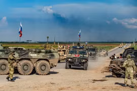 Xe quân sự Nga tuần tra tại làng Tannuriyah, Qamishli, tỉnh Hasakah, Syria ngày 2/5/2020. (Ảnh: AFP/TTXVN)