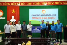 Tổng Liên đoàn Lao động Việt Nam trao hỗ trợ cho các đoàn viên, người lao động Thừa Thiên-Huế khắc phục hậu quả bão lũ. (Ảnh: Mai Trang/TTXVN)