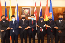 Đại sứ các nước ASEAN chụp ảnh lưu niệm tại buổi họp. (Ảnh: Trương Phi Hùng/TTXVN)