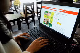 Nhiều người dân đã chuyển hướng sang "đi chợ online" thời dịch COVID-19. (Ảnh: PV/Vietnam+)