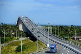 Phương tiện lưu thông qua cầu Long Thành trên tuyến cao tốc Thành phố Hồ Chí Minh-Dầu Giây. (Ảnh: VEC cung cấp)