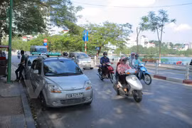 Các doanh nghiệp taxi cũng phải áp dụng công nghệ nhằm giảm chi phí quản lý, nếu không sẽ khó cạnh tranh với Uber, Grab. (Ảnh: Minh Sơn/Vietnam+)