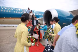 Hành khách của chuyến bay đặc biệt được chào mừng tại sân bay. (Ảnh: Vietnam Airlines cung cấp)