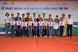 Trao tặng mũ bảo hiểm đạt chuẩn cho học sinh tại tỉnh Yên Bái. (Ảnh: Quỹ AIP cung cấp)