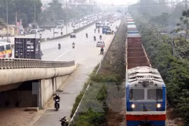 Kết cấu hạ tầng hệ thống đường sắt Việt Nam vẫn còn lạc hậu. (Ảnh: TTXVN)