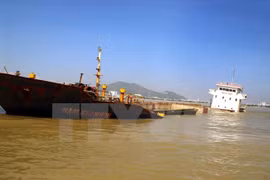 Tàu Nam Khánh 26 chở 2280 tấn clike đang bị chìm ở vịnh Quy Nhơn. (Ảnh: Nguyên Linh/TTXVN)