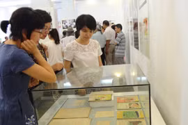 Ngay trong buổi khai mạc, triển lãm đã thu hút đông đảo khách tham quan. (Ảnh: PV/Vietnam+) 