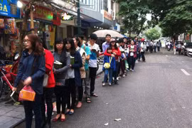 Xếp hàng dài trong mưa phùn đợi “Bảy bước tới mùa Hè”