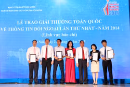 Các tác giả đoạt giải Nhất Giải thưởng toàn quốc về thông tin đối ngoại lần thứ nhất. (Ảnh: Vietnam+)