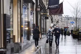 Người dân đeo khẩu trang phòng lây nhiễm COVID-19 tại London, Anh, ngày 21/12/2020. (Ảnh: THX/ TTXVN)