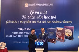 Tổng Giám đốc Nhà xuất bản Giáo dục Việt Nam Hoàng Lê Bách và Đại sứ Cộng hòa Chile Jaime Chomali Garib thực hiện nghi thức ra mắt Tủ sách văn học trẻ và ba tác phẩm văn học của nhà văn Chile Roberto Fuentes. (Ảnh: Phương Lan/Vietnam+)