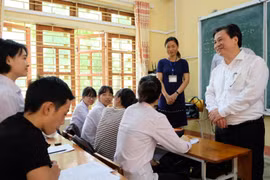 Thứ trưởng Nguyễn Hữu Độ động viên học sinh lớp 12A1 trường Trung học phổ thông Chu Văn An, tỉnh Yên Bái, sắp tham dự kỳ thi THPT quốc gia 2019. (Ảnh: PV/Vietnam+)
