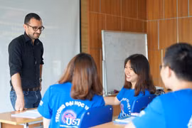 Giờ học của giảng viên và sinh viên Đại học Việt Pháp. (Ảnh: PV/Vietnam+)