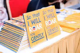 Cuốn sách Anh ngữ đầu tay “So that I will roar you gently” của các em học sinh trường Vinschool. (Ảnh: PV/Vietnam+)
