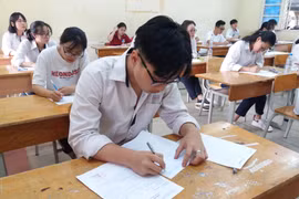Thí sinh dự thi môn Ngữ văn tại điểm thi Trường Trung học phổ thông Việt Đức. (Ảnh: Phạm Mai/Vietnam+)