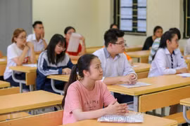 Thí sinh làm thủ tục dự thi Trung học phổ thông quốc gia năm 2019 tại điểm thi Trường Trung học phổ thông Phan Huy Chú, Hà Nội. (Ảnh: Minh Sơn/Vietnam+)