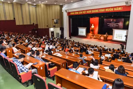 Tọa đàm đã thu hút sự tham gia của đông đảo các nhà khoa học, các doanh nghiệp, đại diện các cơ quan quản lý nhà nước và các sinh viên, học viên, nghiên cứu sinh. (Ảnh: PV/Vietnam+)
