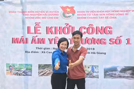Nguyễn Xuân Trường và cán bộ Đoàn xã Cao Bồ (huyện Vị Xuyên tỉnh Hà Giang) tại lễ khởi công Mái ấm yêu thương số 1. (Ảnh: NV)